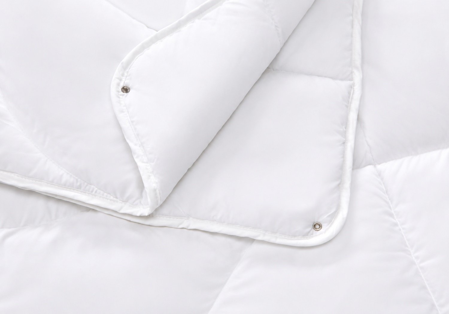 buttons on 4-Season Microfiber Duvet
